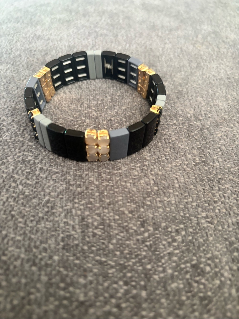 🌸 Modern Black and Gray Tila Bead Stretch Bracelet 🌸 - Picture 4 of 5